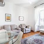 Sunny Flat Near Borghese דירה *