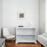 Sunny Flat Near Borghese דירה
