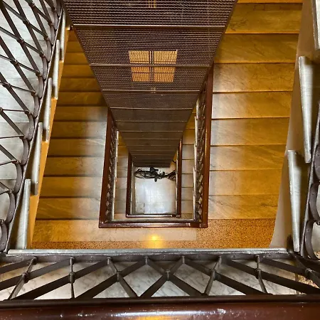 Sunny Flat Near Borghese דירה *